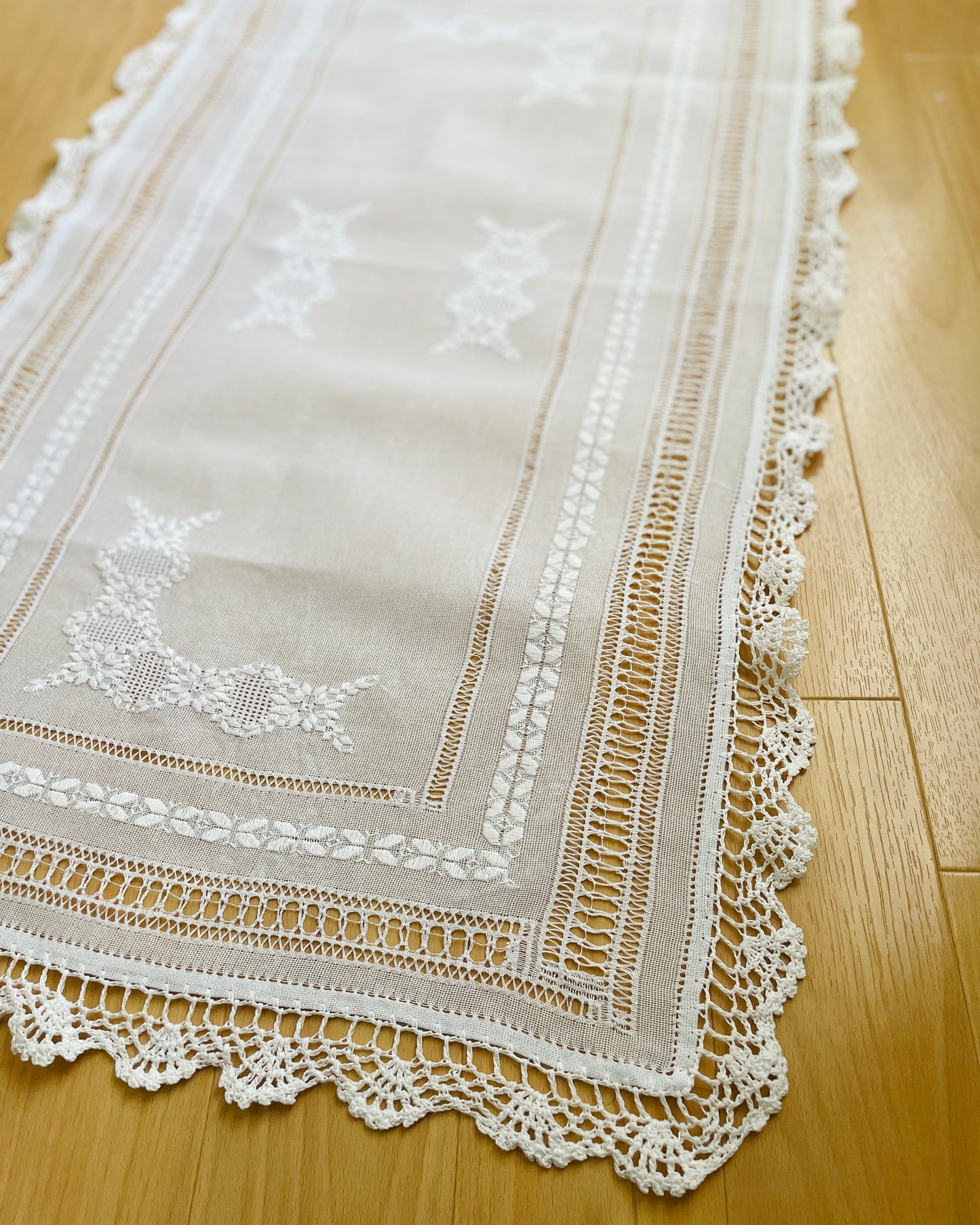 Manteles de Ña Sara |サラおばあちゃんの白いテーブルクロス